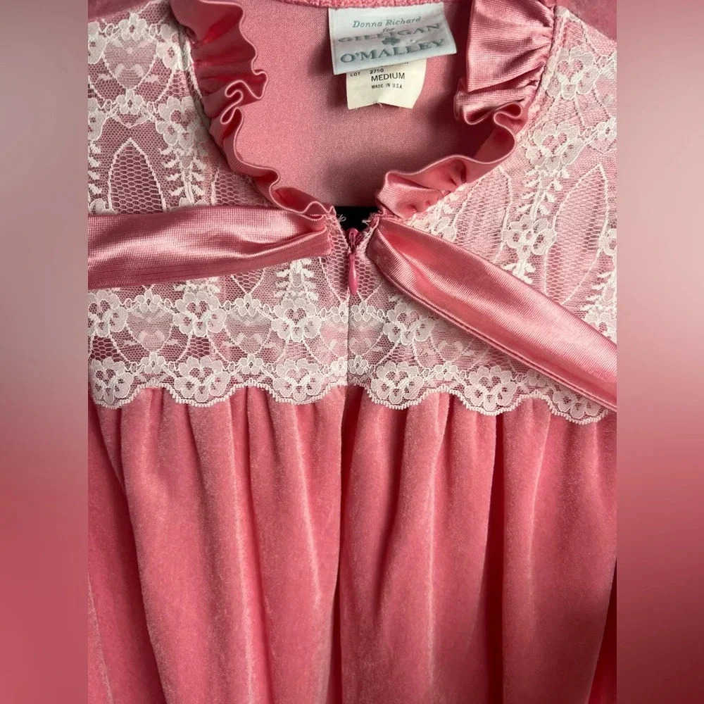 Vintage Gilligan O’Malley Pink Velour Lace Robe Medium USA 80s Loungewear - Picture 3 of 10